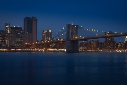 Brooklyn Bridge - Blick über den East River von Brooklyn nach Manhattan