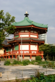 Shinobazunoike Bentendo Tempel steht auf einer Insel im Shinobazu See.