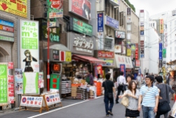Eine Einkaufsstraße in Ikebukuro.