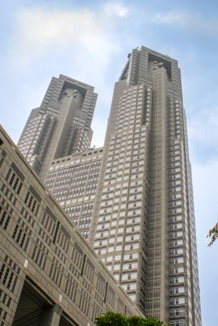 Das Tokyo Metropolitan Government Building (jap. 東京都庁舎, Architekt Kenzo Tange 243m hoch)