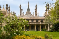 Der „Royal Pavilion“ ist im Stil indischen Mogulpaläste angelegt. Im Inneren ist der exotische Palast allerdings chinesisch gehalten.